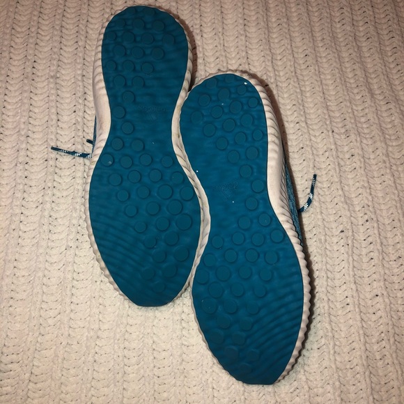 Adidas shoes. Size 8 - Picture 3 of 3